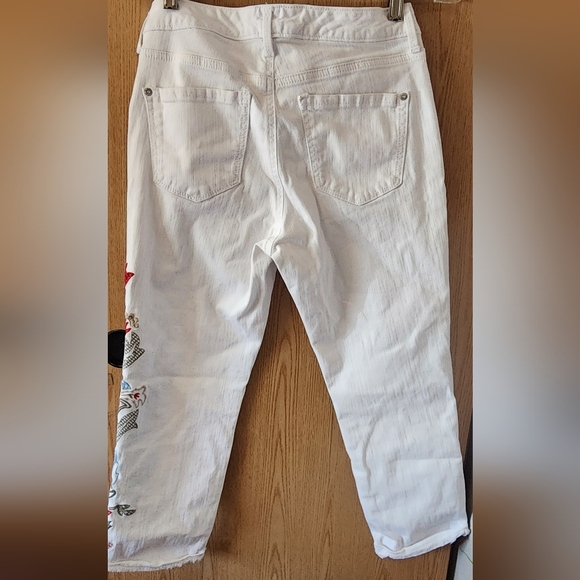 White Embroidered Jeans with Floral Design - Picture 2 of 5